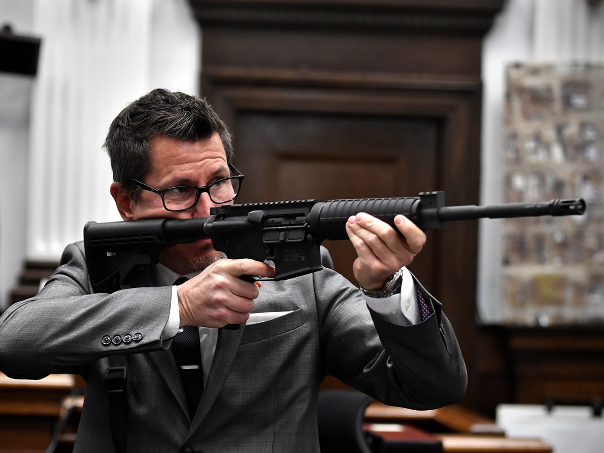 prosecuter-points-rifle-at-jury